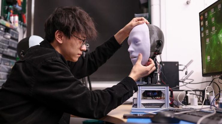 VIDEO. Cercetătorii Universității Columbia au lansat robotul umanoid Emo, care poate anticipa zâmbetul unei persoane cu mai puțin de o secundă înainte