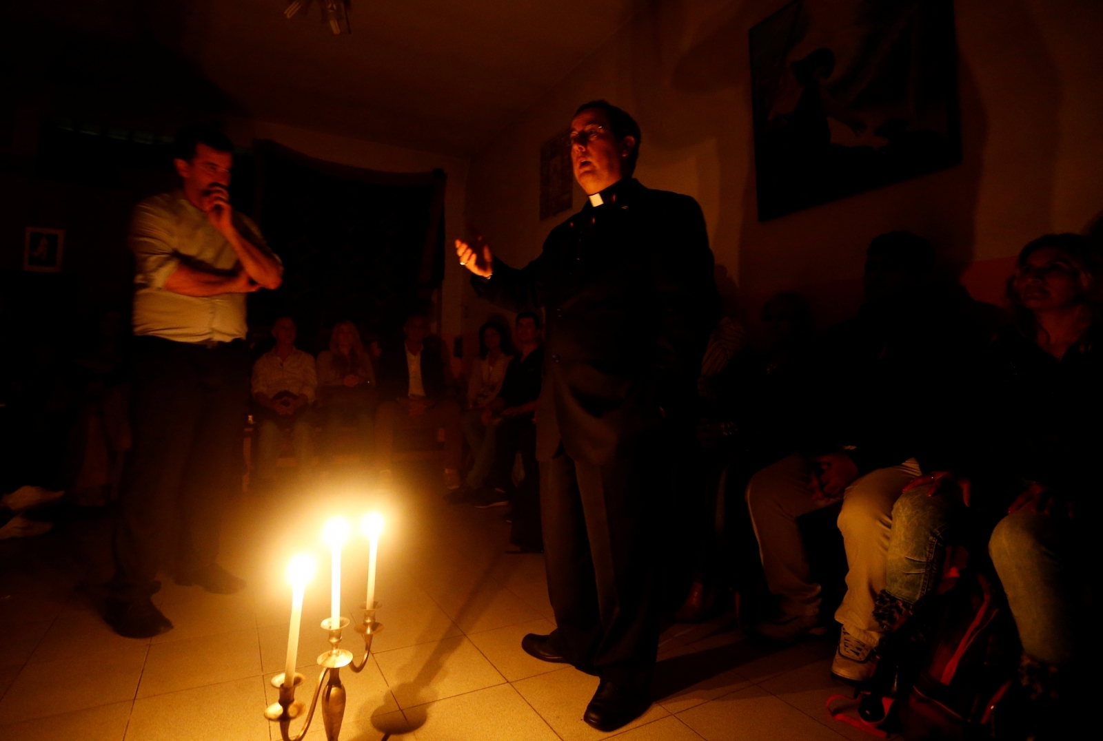 Exorciștii se întorc printre noi. În Franța sunt mandatați de către arhiepiscopi