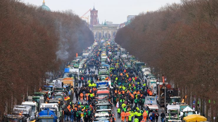 Comisia Europeană modifică Politica Agricolă Comună, la presiunea fermierilor