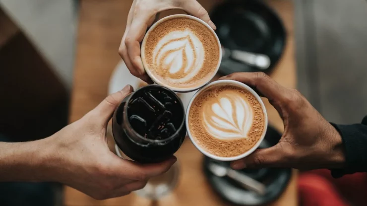 Cafeaua drept remediu. Nivelurile mari de cofeină din sânge sunt legate de obezitate și risc de osteoartrită mai scăzut