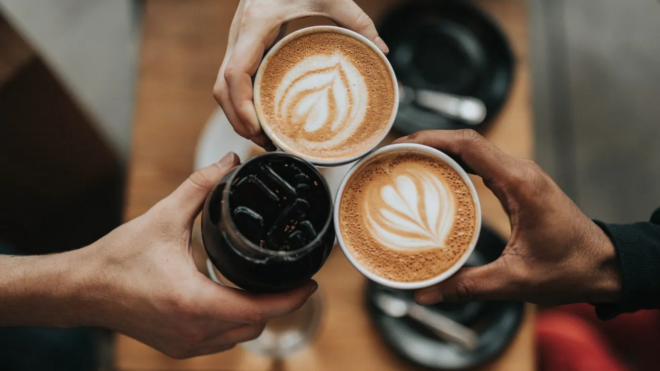 Cafeaua drept remediu. Nivelurile mari de cofeină din sânge sunt legate de obezitate și risc de osteoartrită mai scăzut