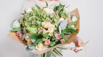 Cum se pregătesc bărbații pentru 8 Martie? Tradiția se păstrează. 83% dintre români consideră că florile sunt cel mai potrivit cadou