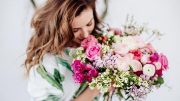 Femeia este inefabilă, iar astăzi îi poți oferi o floare. Bianca Tudor: „O floare spune dragoste, iubire, apreciere și atenție”