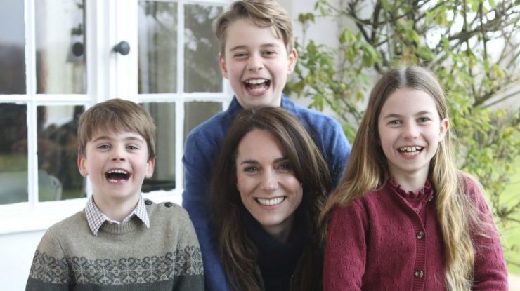 ABC News: Fotografia controversată a lui Kate Middleton și a copiilor săi a fost editată în Adobe Photoshop de două ori