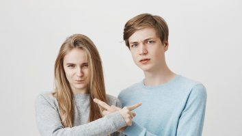 Frații mai mari au tendința de a câștiga mai mulți bani decât cei mai mici. Cercetătorii au o nouă teorie care explică de ce