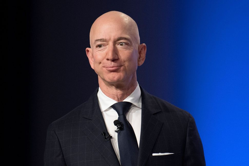 Jeff Bezos devine din nou cea mai bogată persoană de pe pământ