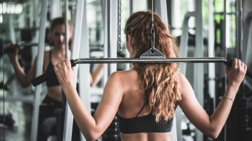 Sportul te ajută să scapi de insomnii. Ce exerciții simple poți face ca să începi să dormi la timp