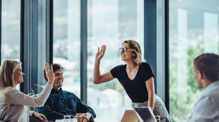 Unu din 10 români preferă să lucreze în sectorul privat, în IT, Tehnologie și Retail. Salariile mari și flexibilitatea sunt principalele motive