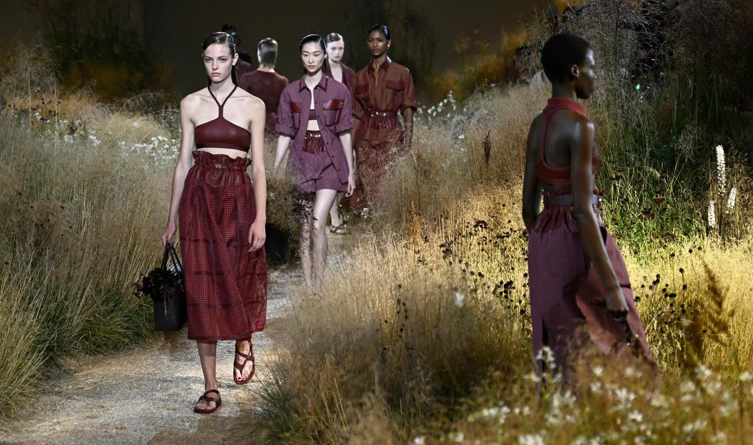 Hermes defilează la Paris. Andreas Kronthaler a adus influențele de călărie în ultima colecție