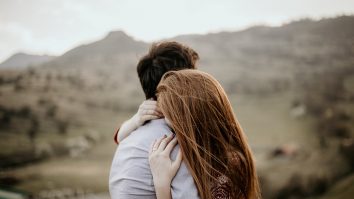 Femeile care primesc îmbrățișări se simt mai mulțumite. Antreprenor: „Cu cât primești mai multe îmbrățișări, cu atât starea de bine și încrederea în sine cresc”