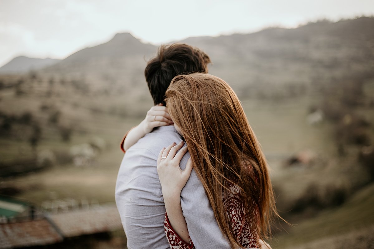 Femeile care primesc îmbrățișări se simt mai mulțumite. Antreprenor: „Cu cât primești mai multe îmbrățișări, cu atât starea de bine și încrederea în sine cresc”