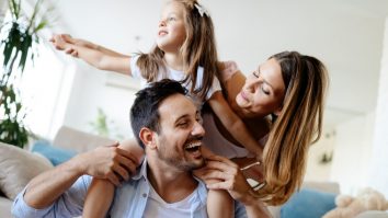 „Good Inside” este noua metodă de parenting. Scriitoare: „Copiii au nevoie să fie văzuți, înțeleși”