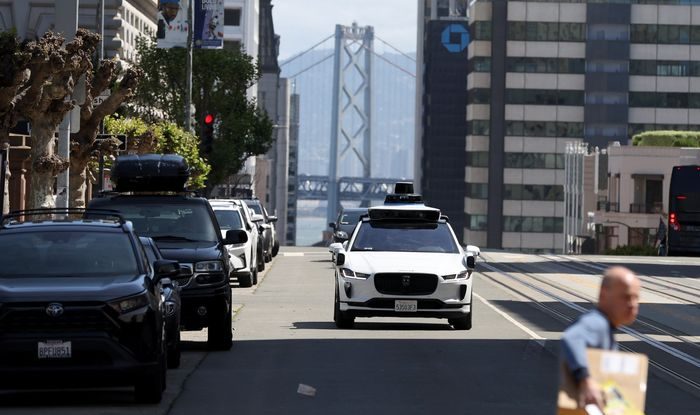 Mașinile fără șofer sunt noua vedetă la Hollywood. Compania Waymo a primit aprobare  în Los Angeles