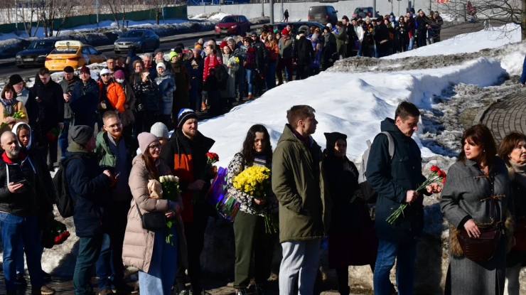 FOTO. Sute de persoane s-au adunat duminică la mormântul lui Navalnîi din Moscova. Mama opozantului lui Putin, printre cei prezenți