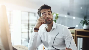 Somnul de prânz nu e atât de benefic după o noapte pierdută. Cum îl recuperezi și ce spun medicii