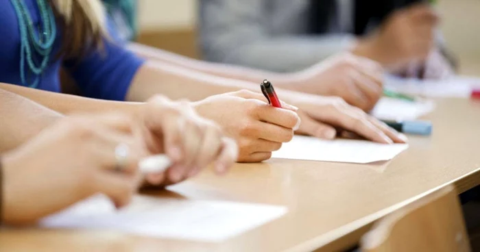 Simulare Bacalaureat 2024. Elevii de clasa a XII-a susţin astăzi proba la Limba şi Literatura Română