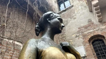 Statuia Julietei din Verona a fost deteriorată din cauza turiștilor. Sculptura are acum o gaură în sânul drept