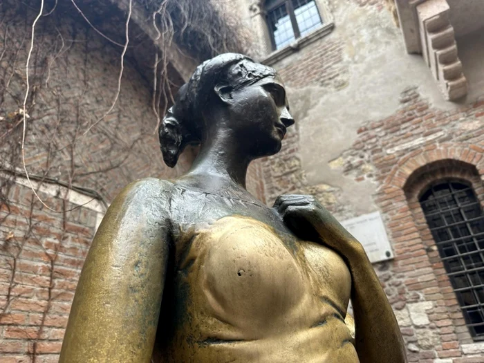 Statuia Julietei din Verona a fost deteriorată din cauza turiștilor. Sculptura are acum o gaură în sânul drept