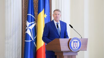Klaus Iohannis a promulgat legea care schimbă termenul „loc de muncă”. Cine sunt cei protejați de aceasta
