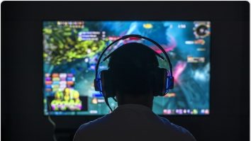 Te joci pe calculator mai mult de 3 ore pe zi? Cercetătorii spun că poți dezvolta probleme fizice, inclusiv oboseala ochilor