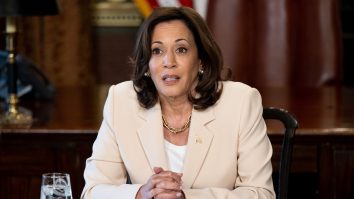 Kamala Harris anunță un nou birou pentru a pune în aplicare legile de control al armelor de foc cu „steag roșu”