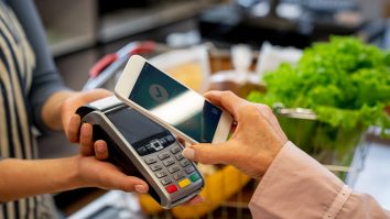 Cumpărătorii preferă să cumpere cu telefonul sau cardul. Cât de vizibilă este creșterea plăților electronice?