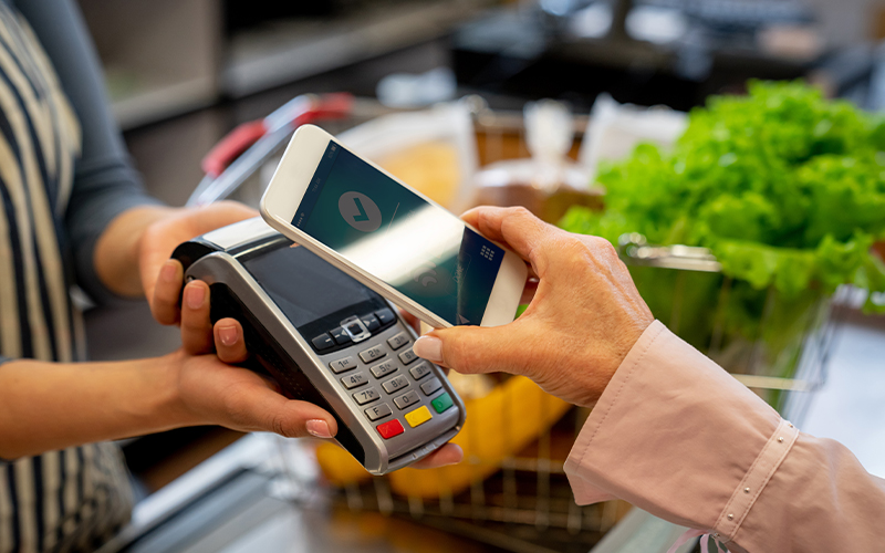 Cumpărătorii preferă să cumpere cu telefonul sau cardul. Cât de vizibilă este creșterea plăților electronice?