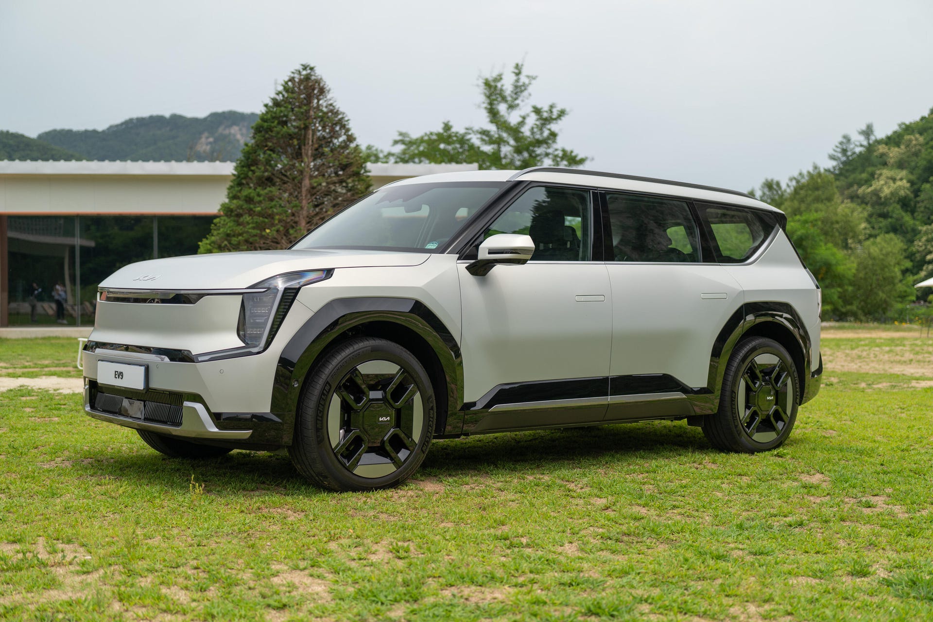 Kia EV9 a fost desemnată cea mai bună mașină în 2024, cu 480 de kilometri autonomie. Ce caracteristici are