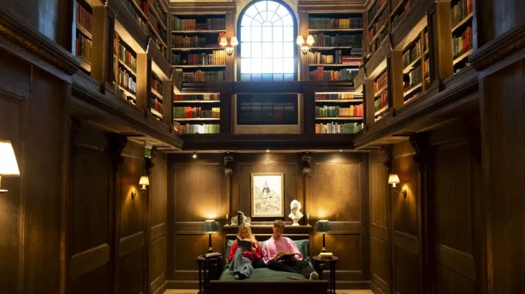 Poți dormi o noapte „pe viață” în biblioteca secretă a Catedralei St Paul’s din Londra. Cât plătești pentru sejurul neobișnuit?