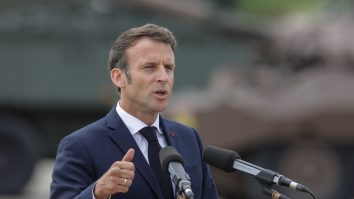 „Macron trimite 2.000 de soldați francezi să lupte în Ucraina”. Fake news-ul rusesc care circulă pe internet