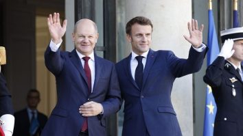 Ruptura Macron-Scholz afectează Ucraina. Macron cere aliaților din UE și NATO să acorde „mai mult decât căști și saci de dormit”