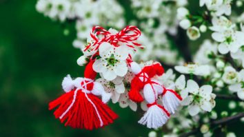 Tradiții de Mărțișor, firul pe care îți găsești norocul. Cum celebrezi venirea primăverii