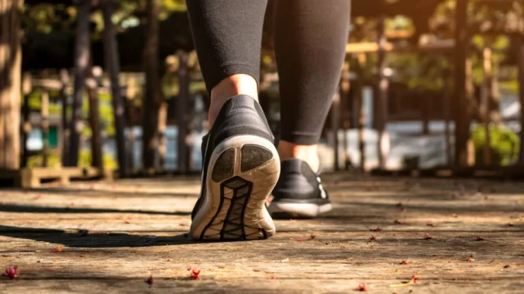 10.000 de pași pe zi scad riscul bolilor de inimă, chiar și atunci când petreci restul zilei sedentar. Cum te ajută mersul pe jos
