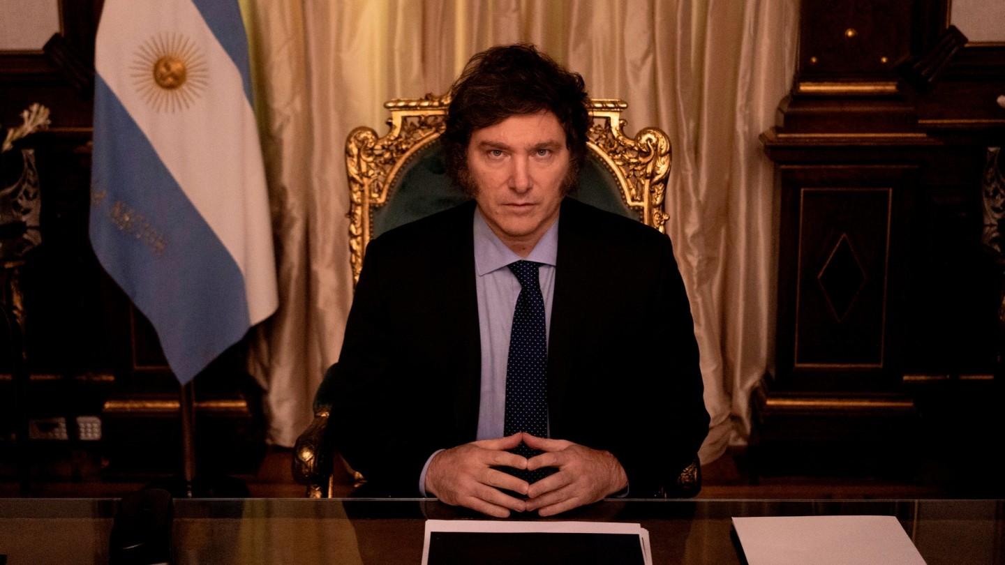 Președintele argentinian, Javier Milei, intenționează să concedieze 70.000 de angajați guvernamentali: „Oamenii au speranță, văd lumina de la capătul tunelului”