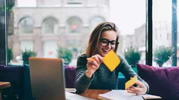 Cum poți lucra mai eficient? Schimbările pe care le poți face pentru a fi mai productiv