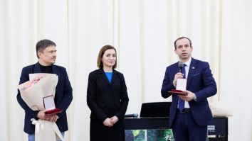 Cristian Mungiu a fost decorat de președintele Moldovei, Maia Sandu, cu titlul „Ordinul de Onoare”