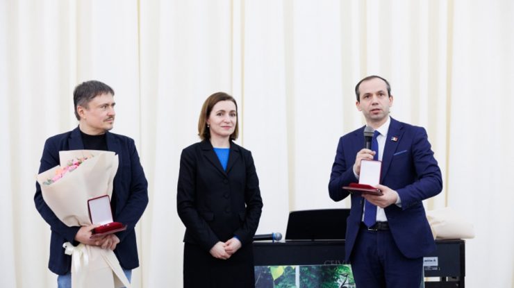 Cristian Mungiu a fost decorat de președintele Moldovei, Maia Sandu, cu titlul „Ordinul de Onoare”