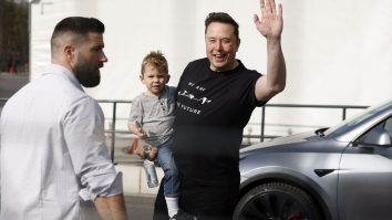 FOTO. Elon Musk și-a dus fiul, pe X Æ A-XII, la o  fabrică Tesla din Germania. Miliardarul se luptă cu Grimes pentru custodie
