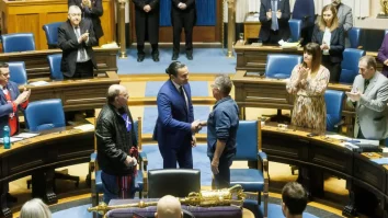 FOTO. Schimbați la naștere. Doi canadieni au aflat că nu fac parte din familiile în care au crescut la 68 de ani