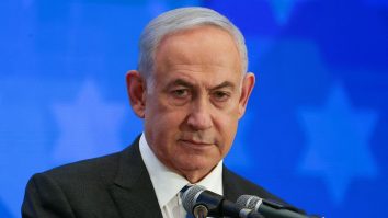 Premierul israelian Benjamin Netanyahu a anunțat că va fi complet sedat pentru a fi supus unei intervenții chirurgicale pentru hernie