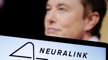 Elon Musk anunță că Neuralink va putea vindeca orbirea și va ajuta persoanele paralizate să meargă din nou