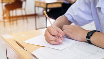 Olimpicii sportivi au susținut azi proba scrisă la Matematică și Istorie. Cătălin Ciupală: „Au fost niște subiecte de nivel mediu spre ușor”