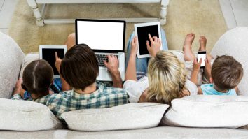 Tu cât timp petreci în fața ecranului? Un studiu arată că la nivel global, oamenii stau în medie 7 ore pe zi navigând online