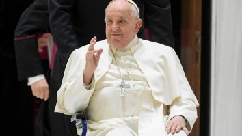 Papa Francisc a lipsit de la procesiunea din Vinerea Mare pentru a-și proteja sănătatea, potrivit Vaticanului