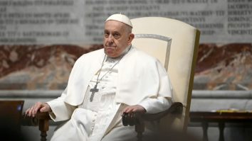 Papa Francisc a stârnit furie după ce a spus că Ucraina ar trebui să aibă „curajul steagului alb”: „Ucraina este rănită, dar necucerită”