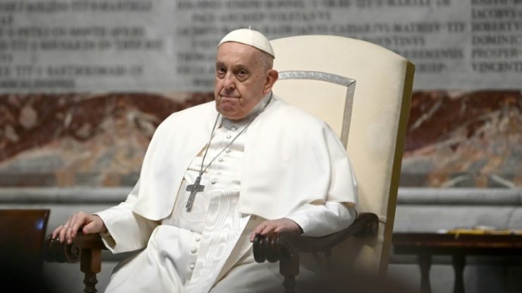 Papa Francisc a stârnit furie după ce a spus că Ucraina ar trebui să aibă „curajul steagului alb”: „Ucraina este rănită, dar necucerită”