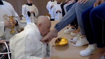 Papa Francisc a sărbătorit Joia Mare la o închisoare pentru femei. Acesta a spălat și pupat picioarele a 12 deținute