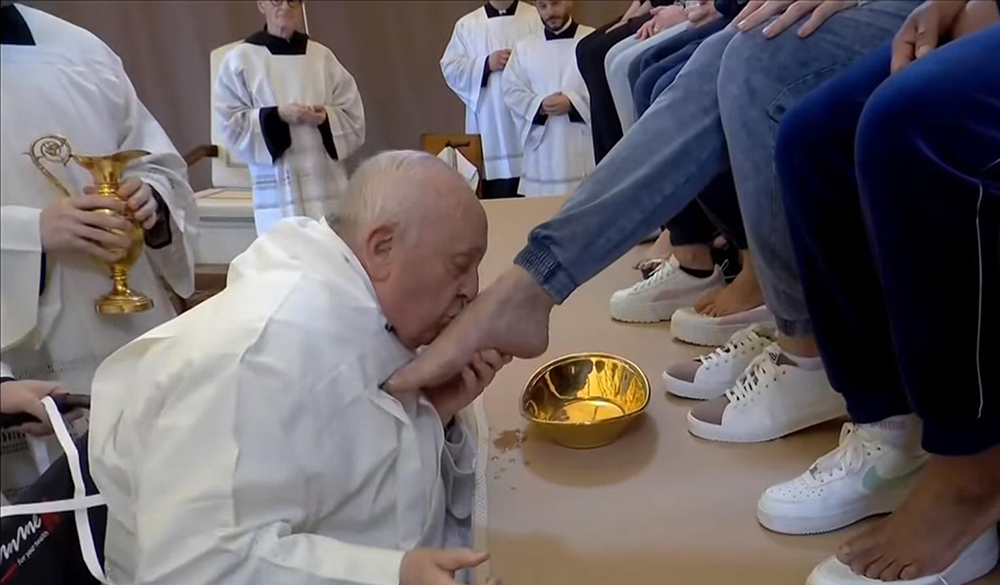 Papa Francisc a sărbătorit Joia Mare la o închisoare pentru femei. Acesta a spălat și pupat picioarele a 12 deținute