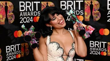 Brit Awards 2024. Raye doboară recordul pentru cele mai multe victorii într-un an, iar Kylie Minogue a primit premiul de Global Icon