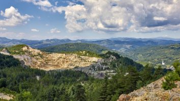 ZF: Ministerul Finanţelor a făcut primul comentariu oficial după ce România a câştigat în dosarul Roşia Montana, prin care se cereau despăgubiri de 6,7 mld. dolari. Ministerul Finanţelor cere publicarea integrală a hotărârii arbitrale prin care România a câştigat